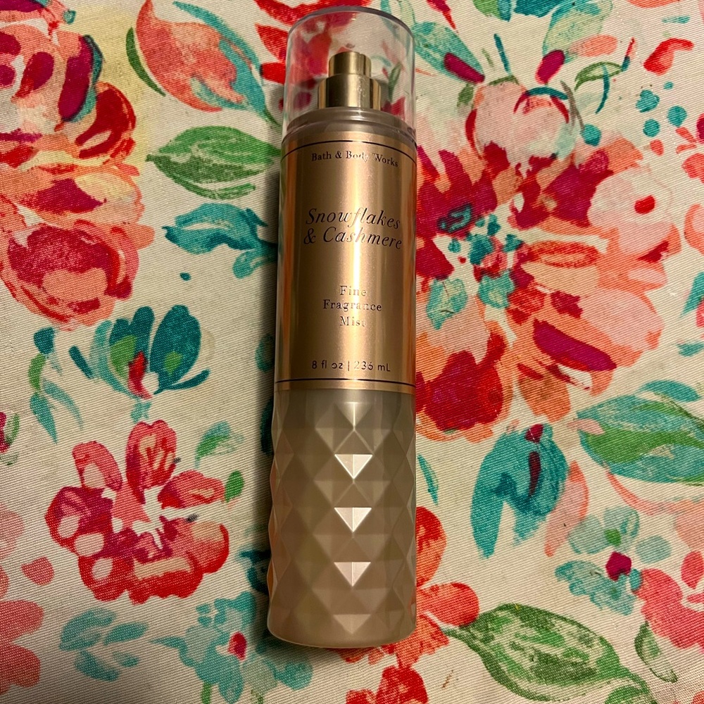 NWT Bath and Body Works Snowflakes and Cashmere Spray